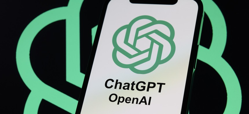 Điện thoại hiển thị logo ChatGPT của OpenAI trên nền logo cùng hình